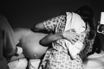 Doula auxiliando gestante em parto humanizado